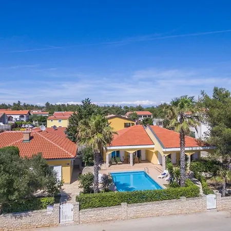 Vila Palma S Dvoje Apartmana I Bazenom Vir