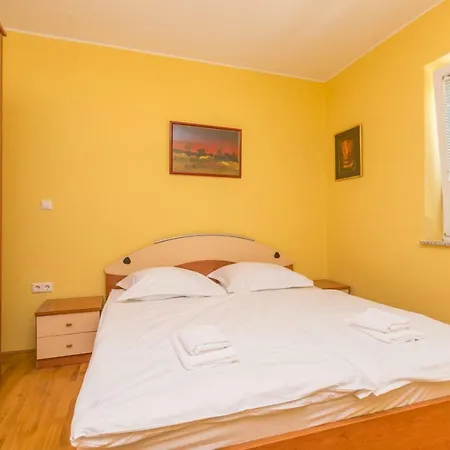 Vila Palma S Dvoje Apartmana I Bazenom * Vir