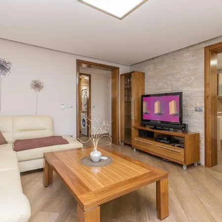 Vila Palma S Dvoje Apartmana I Bazenom *