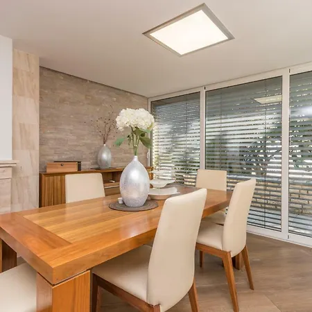 Villa Vila Palma S Dvoje Apartmana I Bazenom *