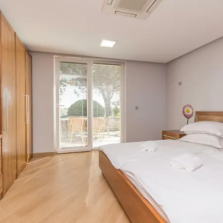 Villa Vila Palma S Dvoje Apartmana I Bazenom *