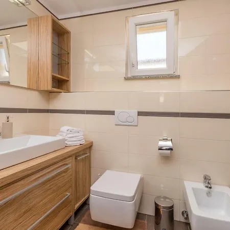 Vila Palma S Dvoje Apartmana I Bazenom Villa Vir