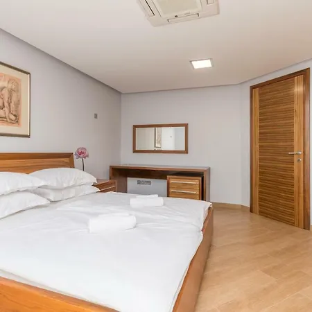 Vila Palma S Dvoje Apartmana I Bazenom * Vir