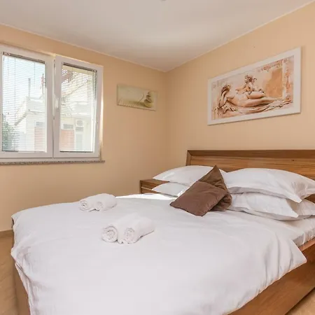 Vila Palma S Dvoje Apartmana I Bazenom Villa Vir
