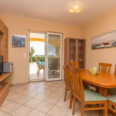 Vila Palma S Dvoje Apartmana I Bazenom Villa Vir