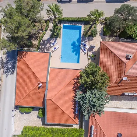 Vila Palma S Dvoje Apartmana I Bazenom Villa Vir