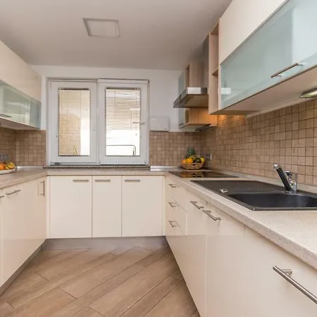 Vila Palma S Dvoje Apartmana I Bazenom Vir